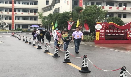 分批次送路队